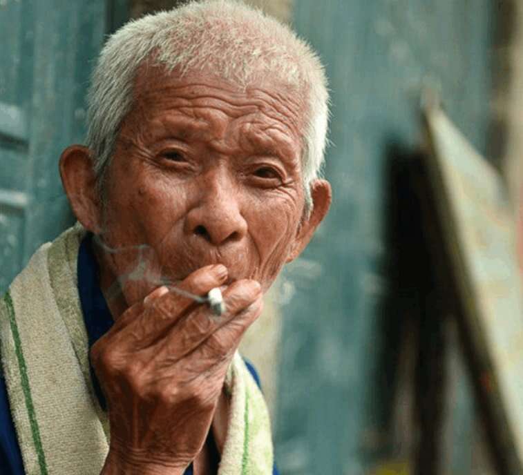 106岁老人抽烟喝酒还不运动,却能够长寿,只因他多做四