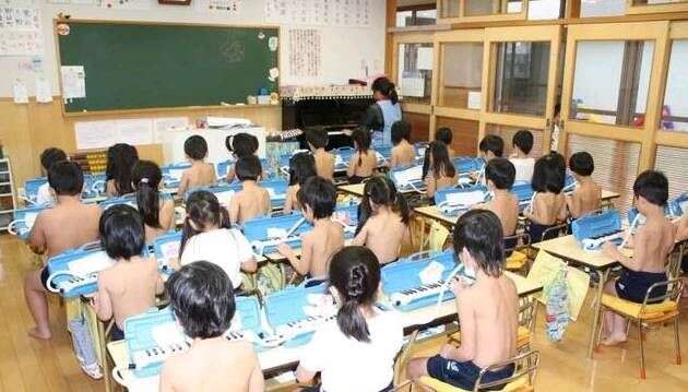 日本学校上演了裸体教育 声称它能刺激发展 网友 这个班不能教 楠木轩