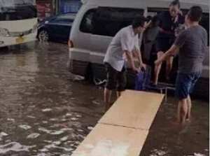 空姐水上走t台暴雨下的誘惑