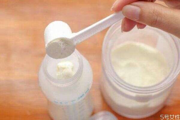 婴儿喂奶粉的正确姿势 呈现大约45度的角度来喂奶 楠木轩