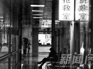 老人公交上抓贼猝死 乘客为何“见死不救”？