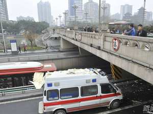 救護車被卡橋下  路況不熟怎救人