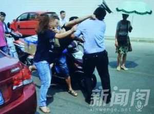 姐弟打骂交警视频爆红网络