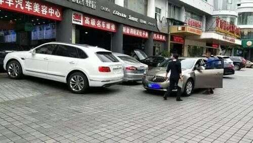 洗完車後轉身就走 洗車店背後偷笑 不出幾天還得來 楠木軒