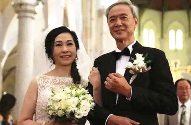 64歲老戲骨慶祝結婚2週年 兩人黃昏戀加起來123歲 比偶像劇還甜 楠木軒