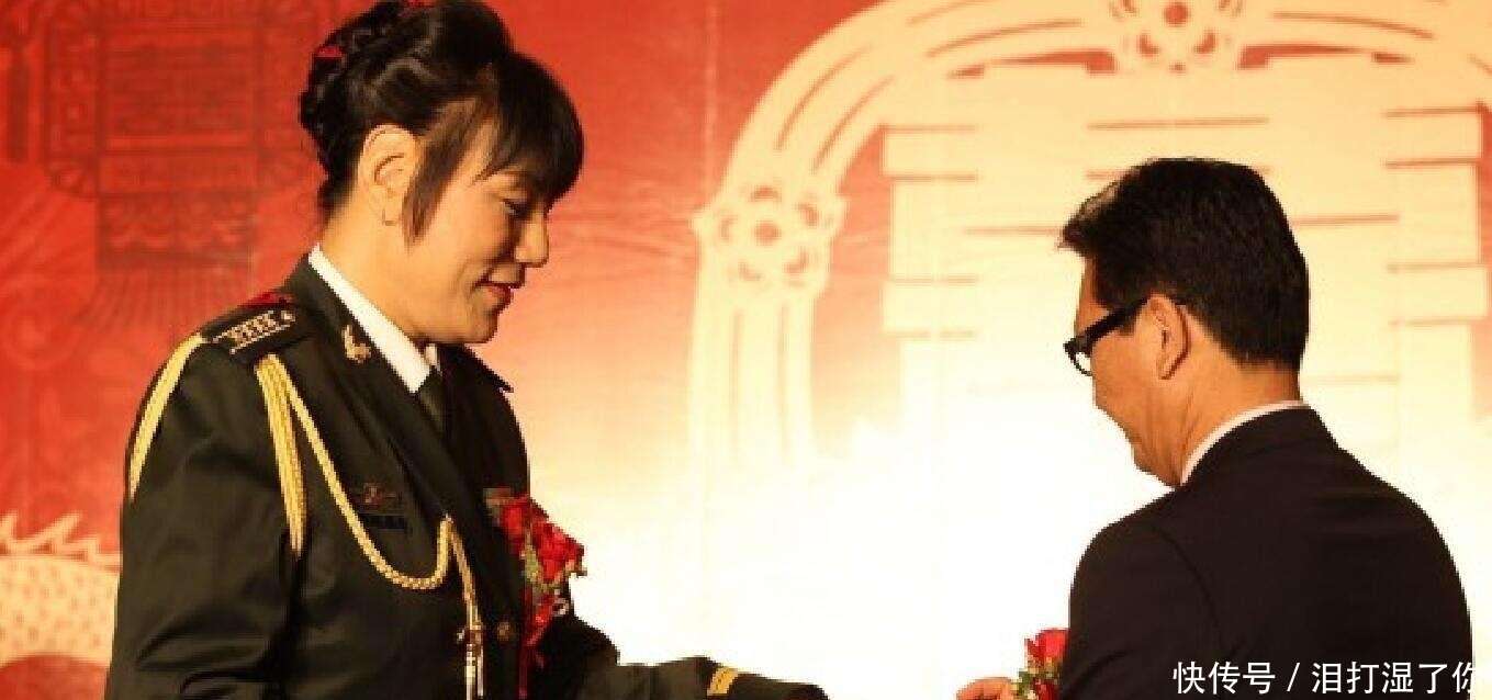 53歲鄭海霞現身機場 雙腿變形無人攙扶 結婚10年丈夫3年未現身 楠木軒