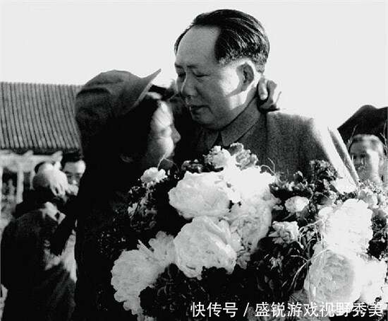 1952年 那个大胆拥抱毛主席的志愿军女代表 后来怎么样了 楠木轩