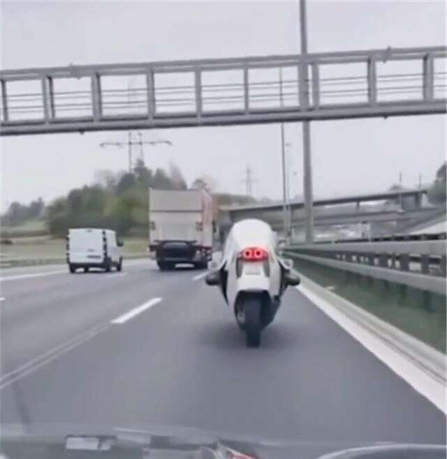 日本偶遇 封閉式 寶馬摩托車 車價57萬57秒破百 可遮風擋雨 楠木軒