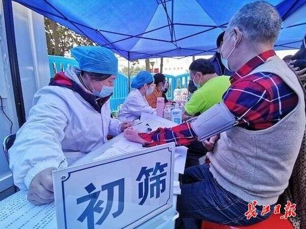 江汉区首个集装箱式新冠疫苗接种点启用