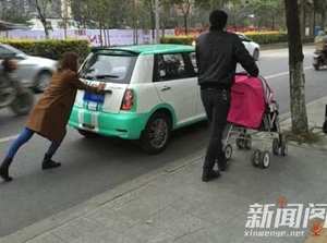 女子推車走數百米 大川妹紙果然霸氣!