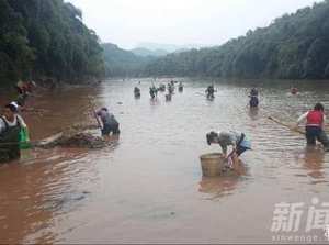 四川上演疯狂的石头 河滩疯狂淘宝