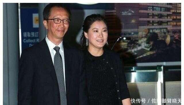 跳水皇后伏明霞与老公现身 过马路手牵手 结婚18年感情如初 楠木轩