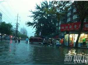 【圖】河北邯鄲暴雨 “最帥井蓋爺”熱心助人得好評