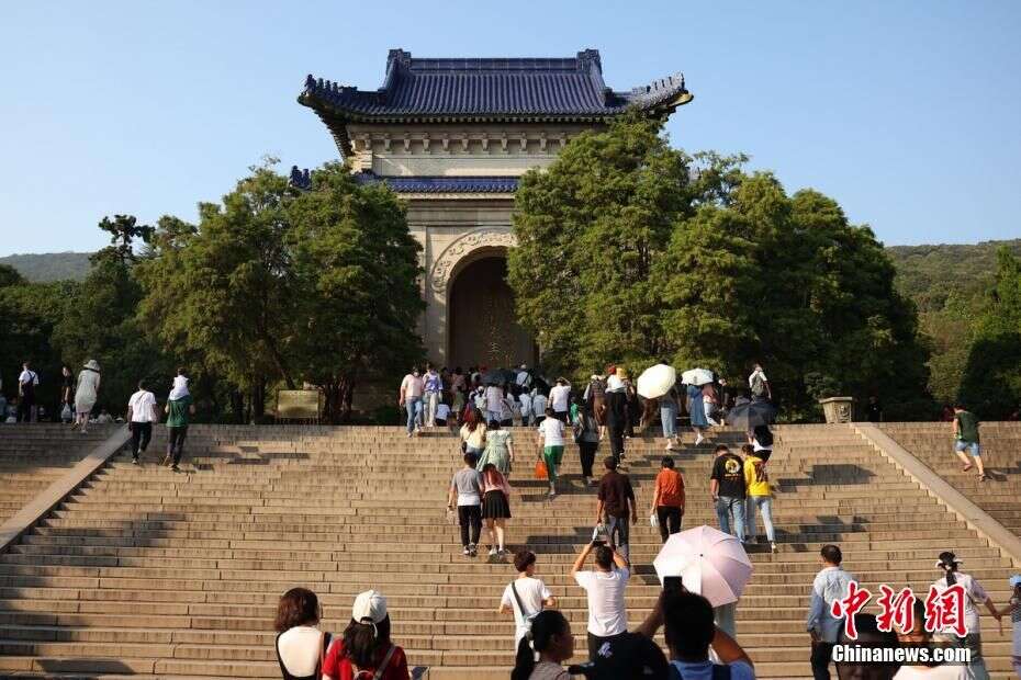 南京中山陵确保民众有序参观中山陵墓室不对外开放 楠木轩