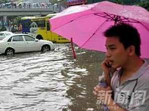 广州遭暴雨突袭 暴雨预警信号升级为红色