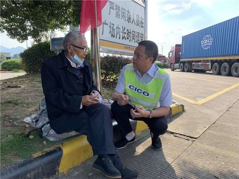 暖心 八旬老人服务区迷路 工作人员帮其回家 楠木轩