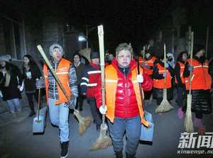 韩红张一山李易峰凌晨扫大街 真相实在太惊人