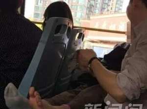 中年男女公交車激吻 脱鞋脱襪激吻30分鐘