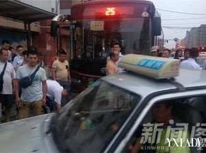 出租車漂移撞公交 女乘客受傷住院