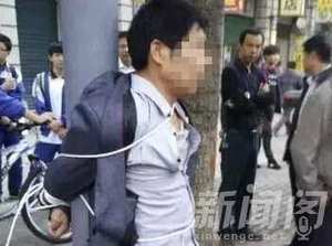 騷擾女生被綁電杆 被憤怒的家長逮個正着