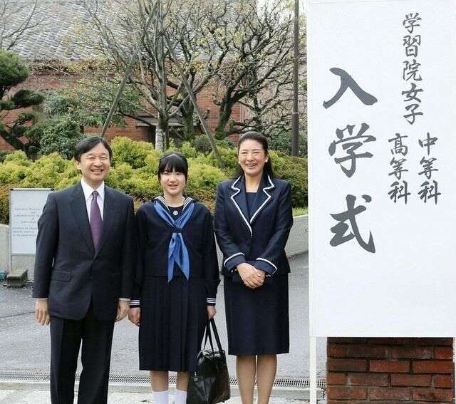 雨中的亲情 德仁为爱子撑起一片天 西班牙王后对女儿雨露均沾 楠木轩