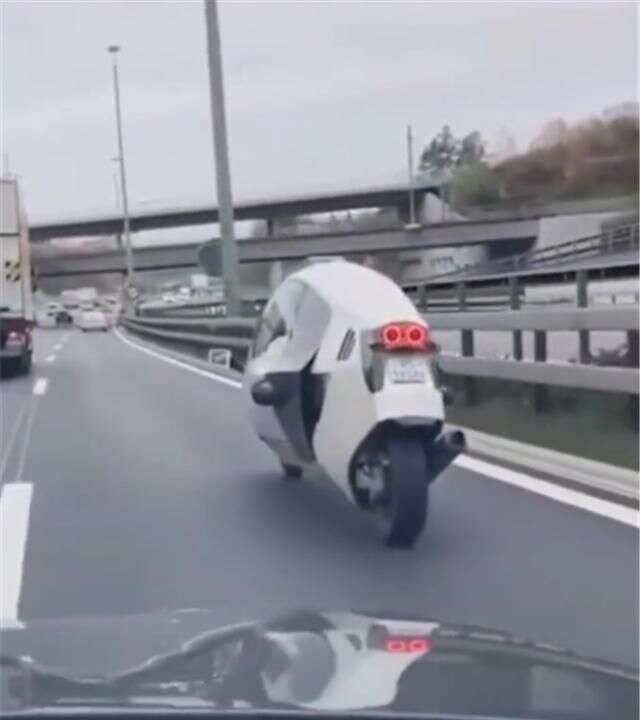 日本偶遇 封闭式 宝马摩托车 车价57万57秒破百 可遮风挡雨 楠木轩