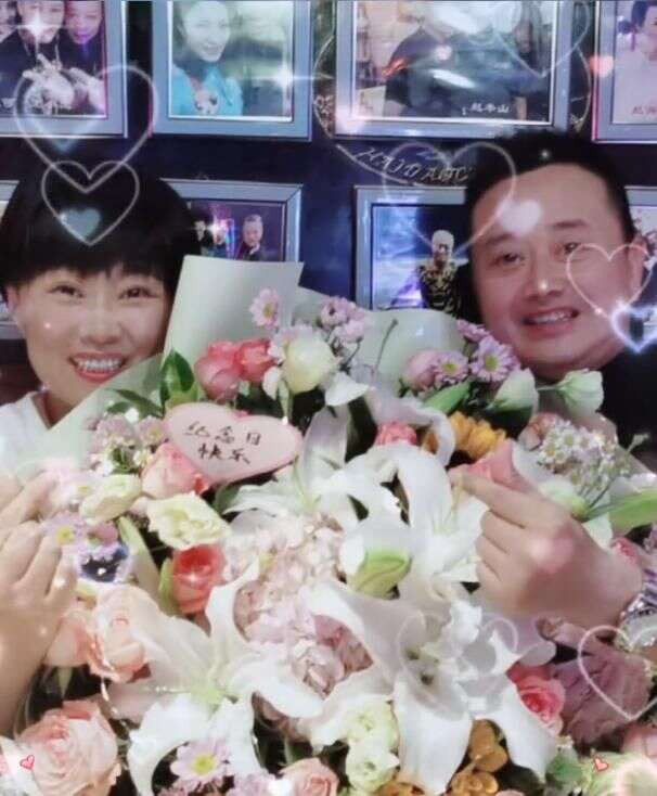 47歲海燕曬合影慶銀婚 老公閆光明送兩大捧花束 結婚25年仍甜蜜 楠木軒