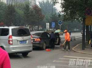 轎車男街頭撒垃圾 老年環衛工無奈打掃