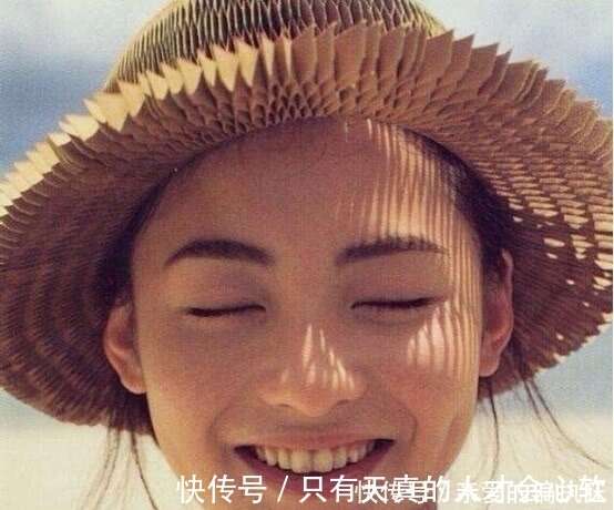 臉上有3個特徵的女生 一般都是美人胚子 忍不住想多看兩眼 楠木軒