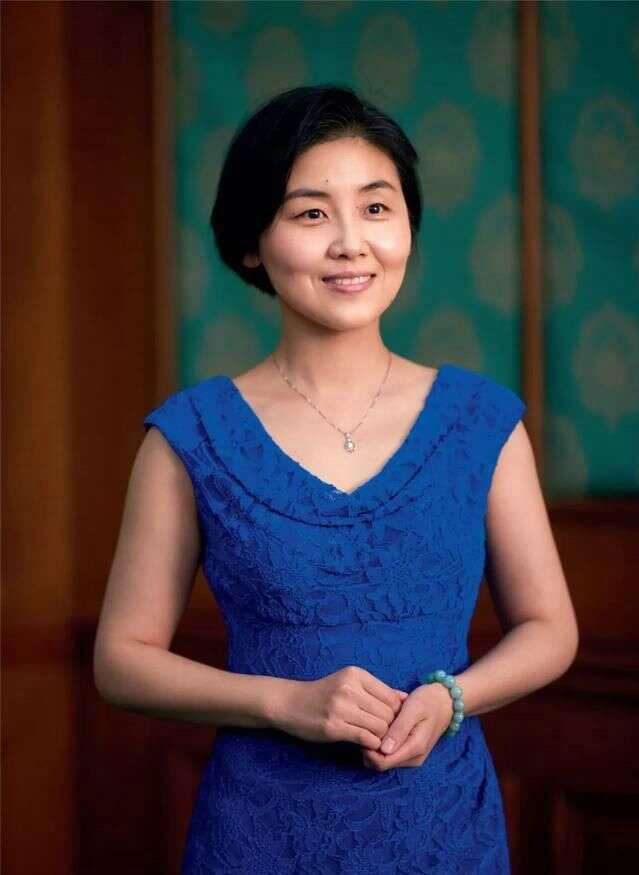 她是華科最美女博士 26歲成985副教授 膚白貌美氣質勝顏寧 楠木軒