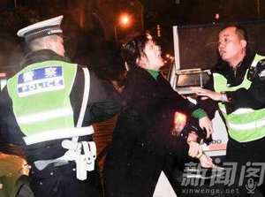 寶馬女酒駕追尾脱衣賣萌吻路人踹交警下體真荒唐