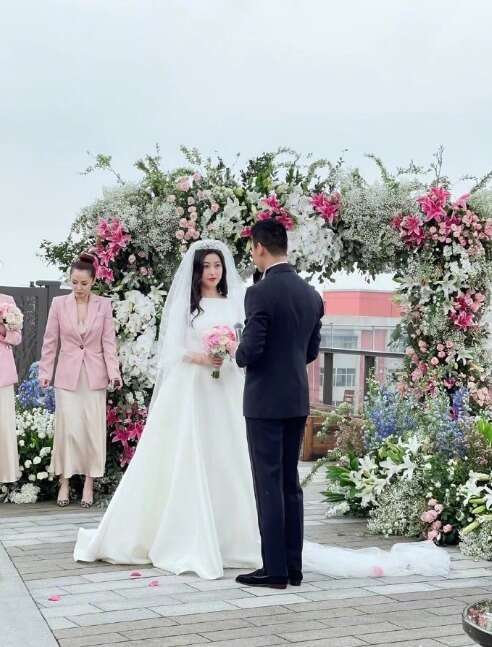 演员朱珠低调与圈外人结婚 出身名门 曾和法拉利总裁高调恋爱 楠木轩