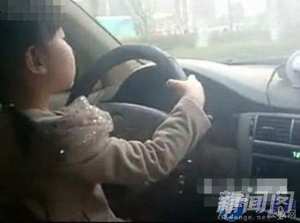 5歲女孩開車上路 瘋狂的父母