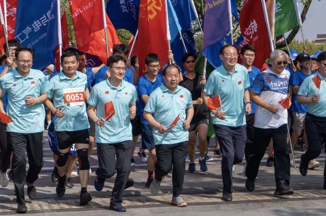 上海交通大学校长与3000名学生一起校园跑 用青春告白祖国 楠木轩