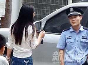 女子砸烂自家豪车 摇转着车钥匙显得十分得意