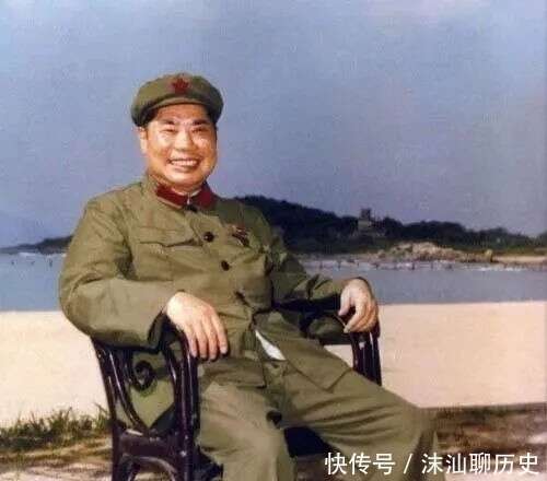 1958年 杨得志上将下连队当兵 周围战士 这个老兵有点厉害 楠木轩