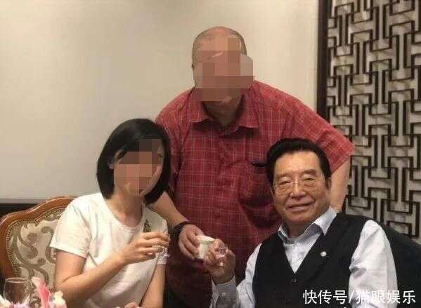 李双江夫妇现身医院 梦鸽满手饰品贵气足 网友却问儿子近况 楠木轩