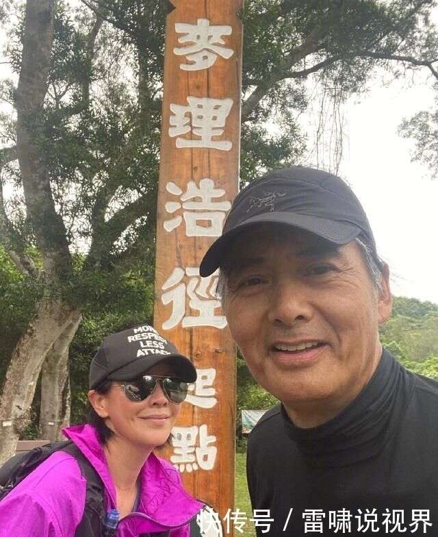 刘嘉玲爬山爱找伴 不找谢贤就找周润发 65岁发哥两鬓斑白真老了 楠木轩