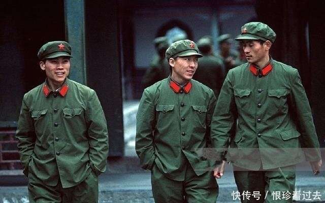 70年代中国老照片 图1一碗水饺只要两毛钱 图4穿绿军装非常帅气 楠木轩