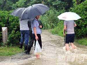 江苏扬州遭遇暴雨 为何雨这么大？