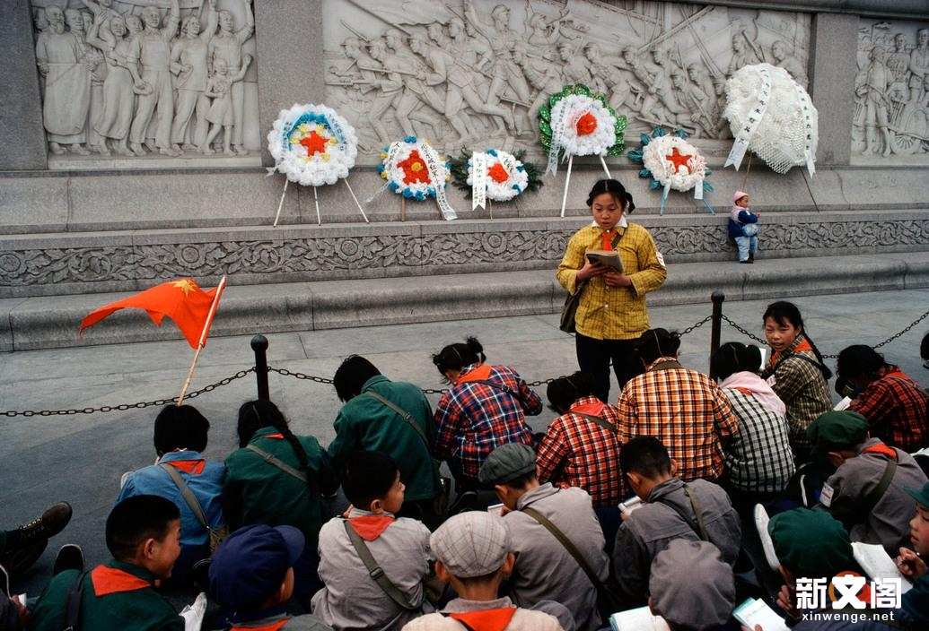 今日最大声 1980年的北京天安门广场一大群小学生在举行活动 楠木轩