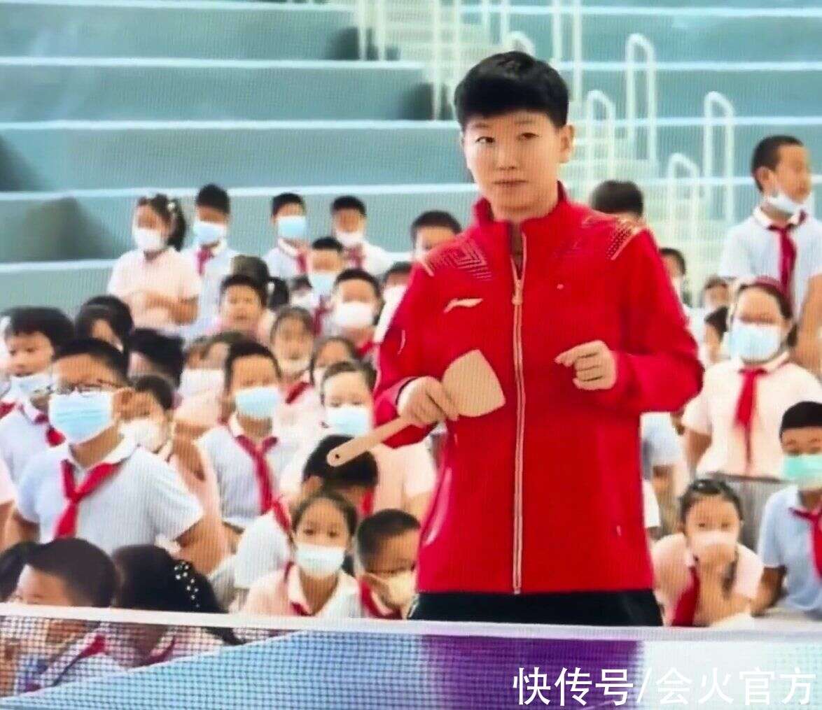 孙颖莎拿锅铲跟小学生打球 反应迅速动作利落 手抠铲子略显紧张 楠木轩